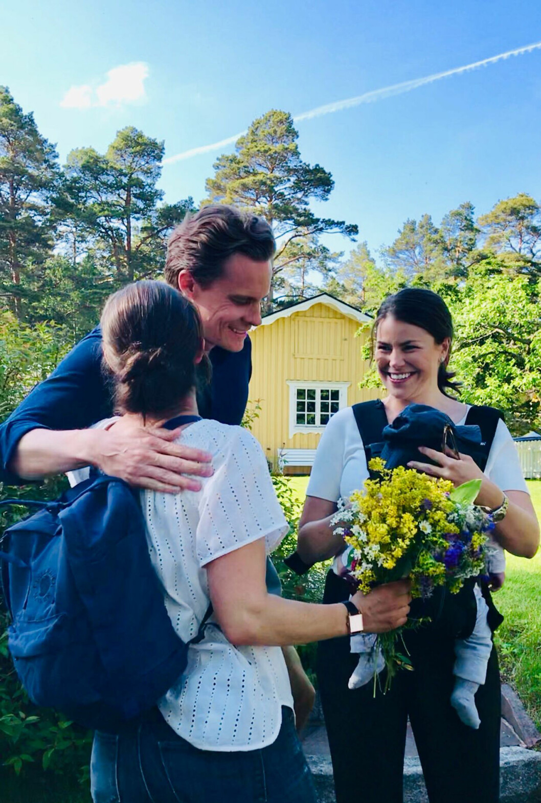 Saras man Jesper får en kram. Prins Daniels kusin Sara med sin man Jesper. Han får en kram av kronprinsessan Victoria.