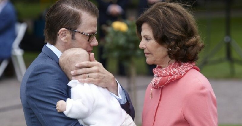 Samtidigt som prins Daniel och kronprinsessan Victoria blev föräldrar blev Silvia mormor, något hon längtat efter länge! prins Daniel drottning silvia