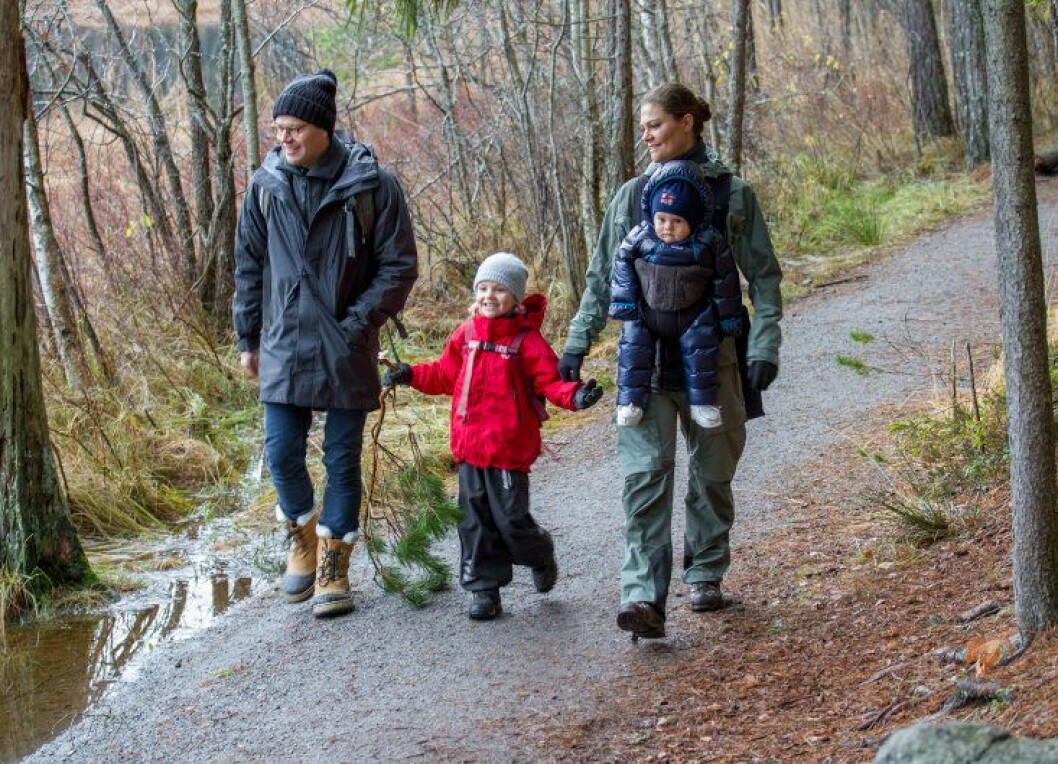 Kronprinsessfamiljen önskar God jul. December 2016. Kronprinsessfamiljen önskar god jul. December 2016.