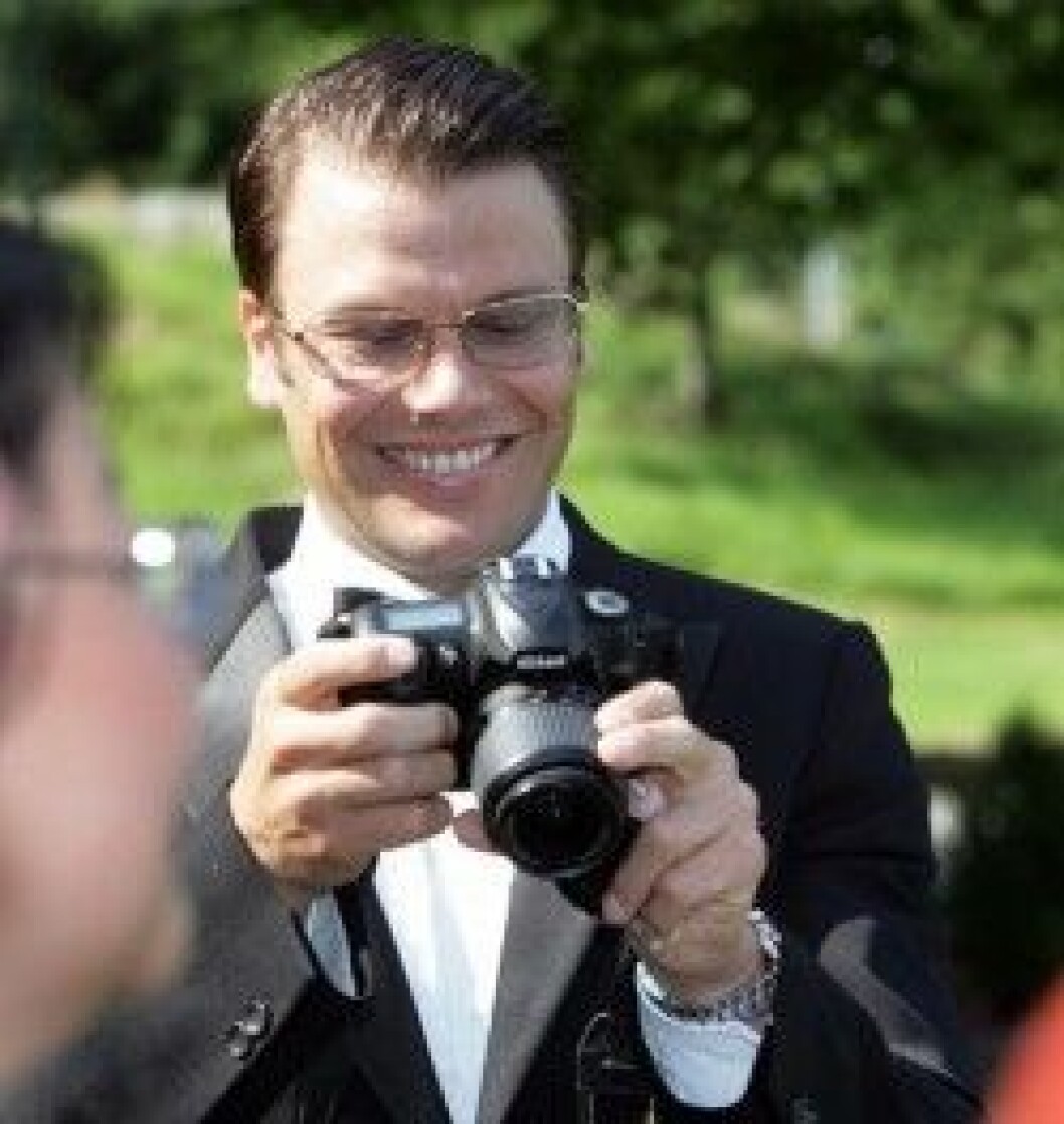 Daniel Westling med kameran i högsta hugg. Daniel Westling med kameran i högsta hugg.