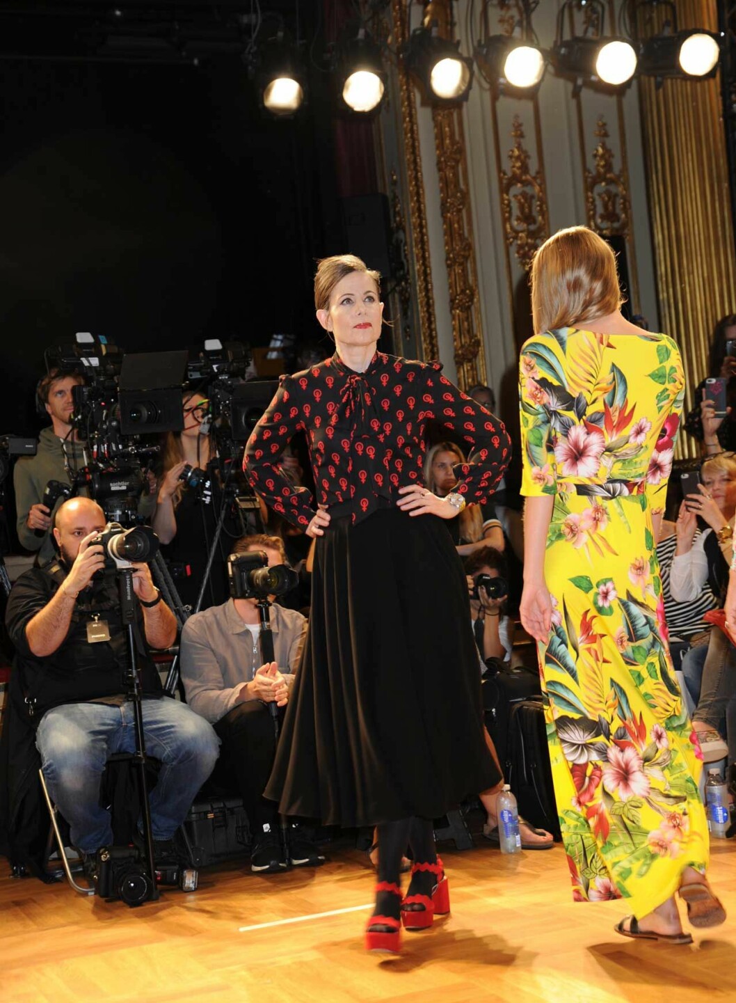 Sara Danius i ”den ultimata” knytblusen, designad i samarbete med Camilla Thulin. Stockholm Fashion Week, hösten 2018. Sara Danius på Camilla Thulins visning