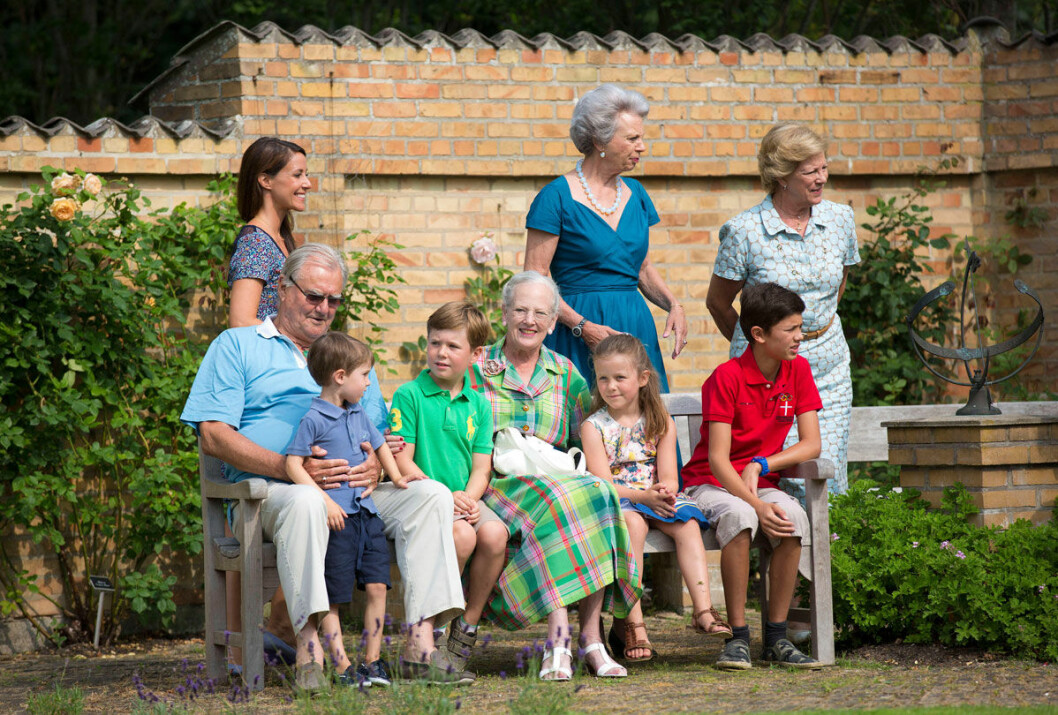 Anne-Marie är född som dansk prinsessa och yngsta syster till drottning Margrethe av Danmark. Prinsessan Benedikte är mellansyster. Anne-Marie är född som dansk prinsessa och yngsta syster till drottning Margrethe av Danmark. Prinsessan Benedikte är mellansyster.