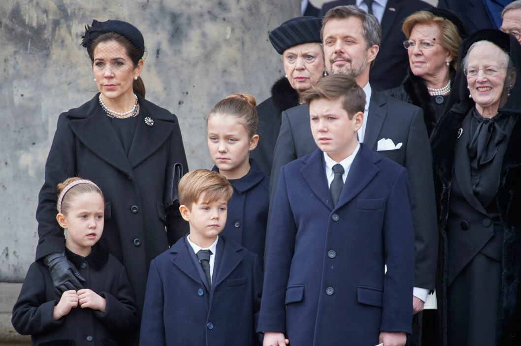 Prins Henrik begravdes den 20 februari tidigare i år. Kvar lämnade han sin maka drottning Margrethe, sönerna kronprins Frederik och prins Joachim samt alla barnbarnen. Prins Henrik begravdes den 20 februari tidigare i år. Kvar lämnade han sin maka drottning Margrethe, deras två söner kronprins Frederik och prins Joachim samt barnbarnen.