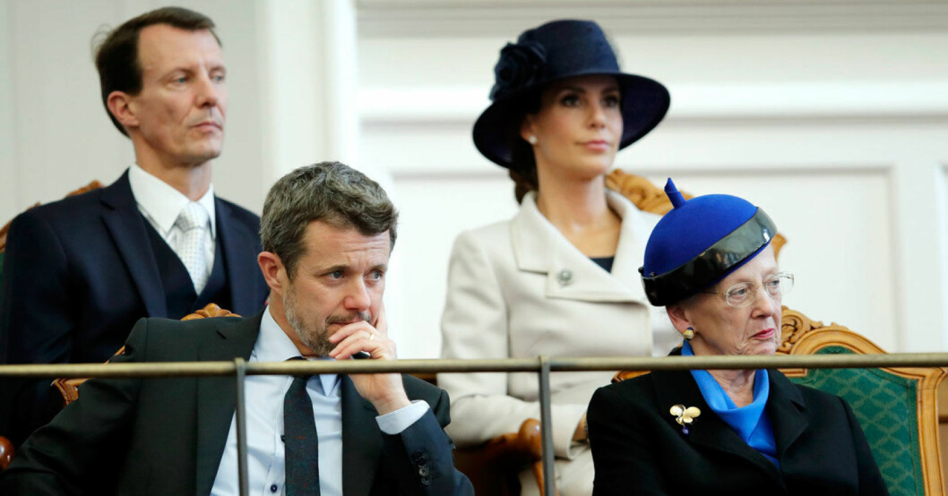 Drottning Margrethe har fullt sjå med att hålla sin yngste son nöjd. Drottning Margrethe och danska kungafamiljen