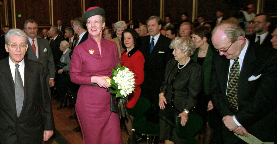 Dåvarande hovmarskalken Sören Haslund-Christensen bugar inför Drottning Margrethe .