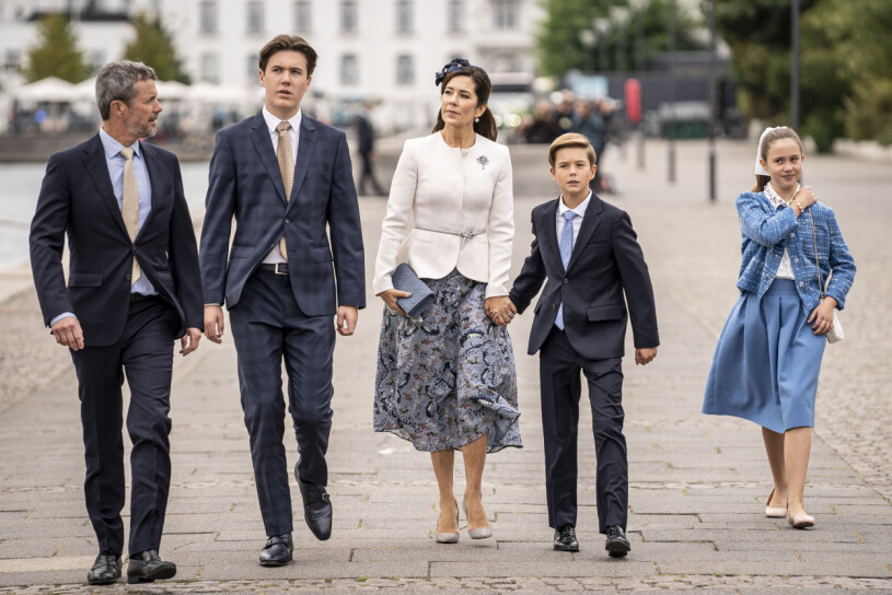 En stilig kronprinsfamilj som vid lunchtid anlände till båten. Den danska kronprinsfamiljen