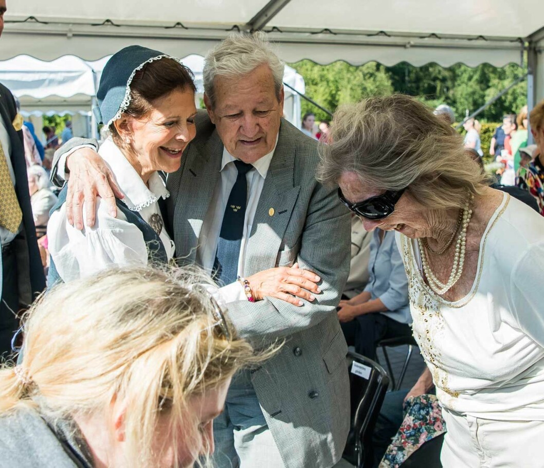 Det blev många kramar innan dagen var slut. Drottning Silvia bjuder på en kram på De Gamlas Dag på Ekerö.