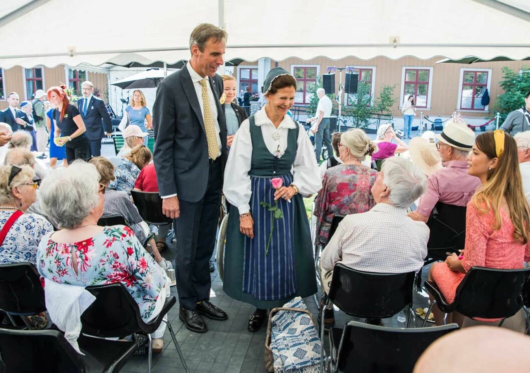 Fullsatt framför Ekebyhovs slott när drottningen firade De gamlas dag. Drottningen firade De gamlas dag framför Ekebyhovs slott.