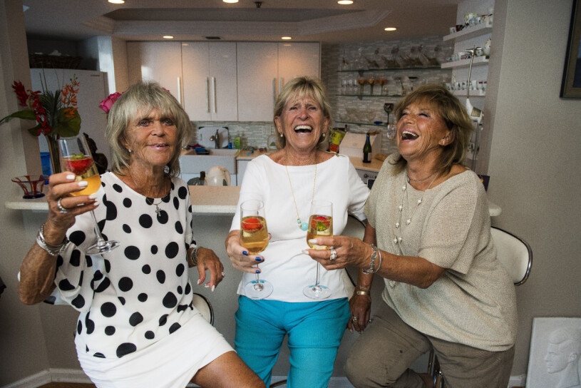 De har varit bästisar i över 55 år. Och ingen kan ta miste på värmen och den innerliga vänskapen mellan prinsessan Birgitta, Lill-Babs och Mona Tumba här.