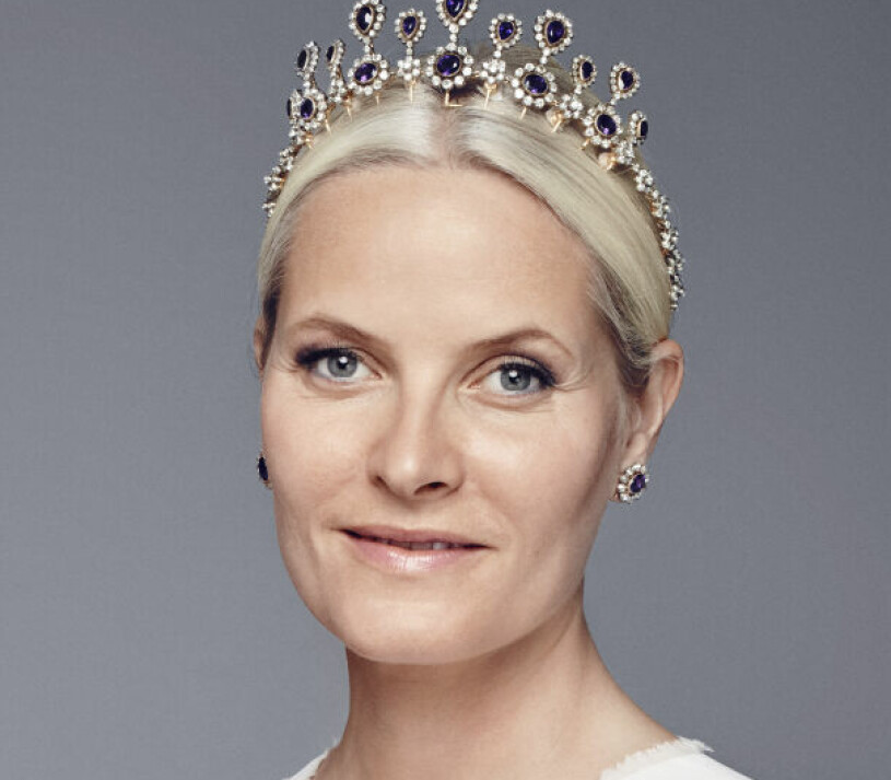 Mette-Marit – alltid vacker, klok och svalt glamourös. Men också drabbad av allvarlig sjukdom. Kronprinsessan Mette-Marit i sin privata tiara med ametister