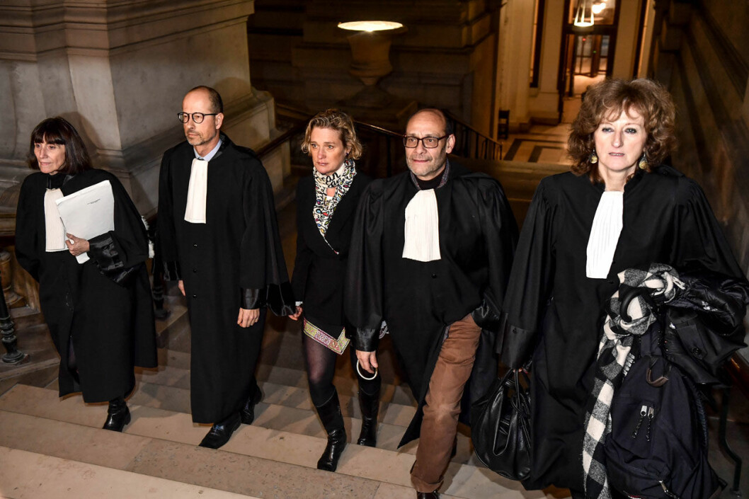 Kung Albert nekade benhårt i många år, och avvisade Delphine offentligt. Det krävdes flera långa rättsprocesser och ett helt team av advokater innan hon fick upprättelse. Kung Alberts dotter Delphine Boel med sina advokater.