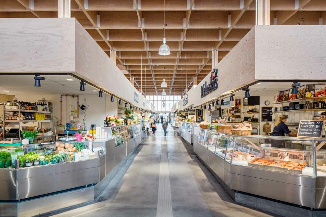 Den provisoriska hallen mitt på Östermalmstorg, skapad av Tengboms Arkitekter. Nu är den till salu.