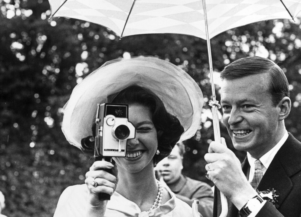 Bara tre veckor senare gifte sig prinsessan Margaretha – och då var det Désirée som höll i kameran. Prinsessan Désirée filmar på prinsessan Margarethas bröllop.