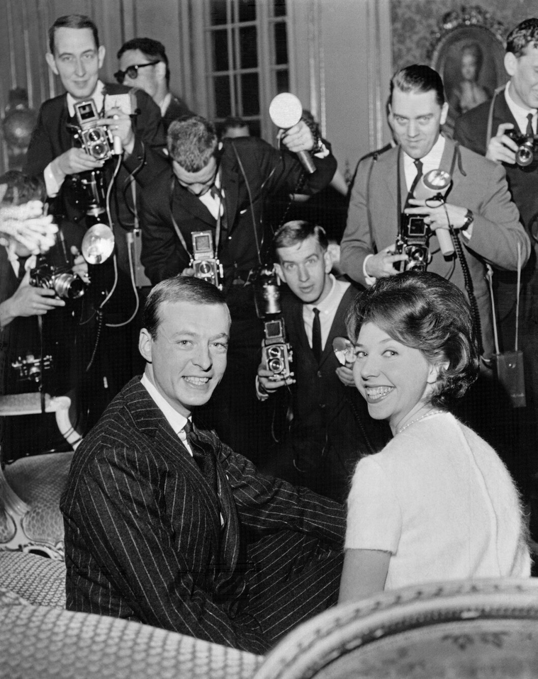 Nyförlovad med friherre Niclas Silfverschiöld 1963. Och spana in fotograferna, vilket coolt gäng! Prinsessan Désirée förlovad med friherre Niclas Silfverschiöld 1963.