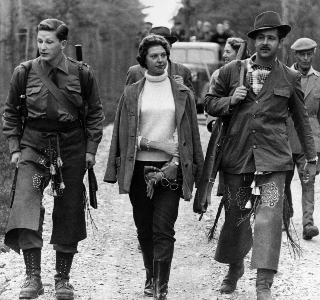 1957: På Ölandsjakt i Böda kronoskog som mamma prinsessan Sibylla hade ordnat. Désirées jaktsällskap bestod bland annat av ex-kung Simeon av Bulgarien (till vänster) och markis Fernando de las Claras. Prinsessan Désirée vid en jakt i Böda kronoskog på Öland 1957.