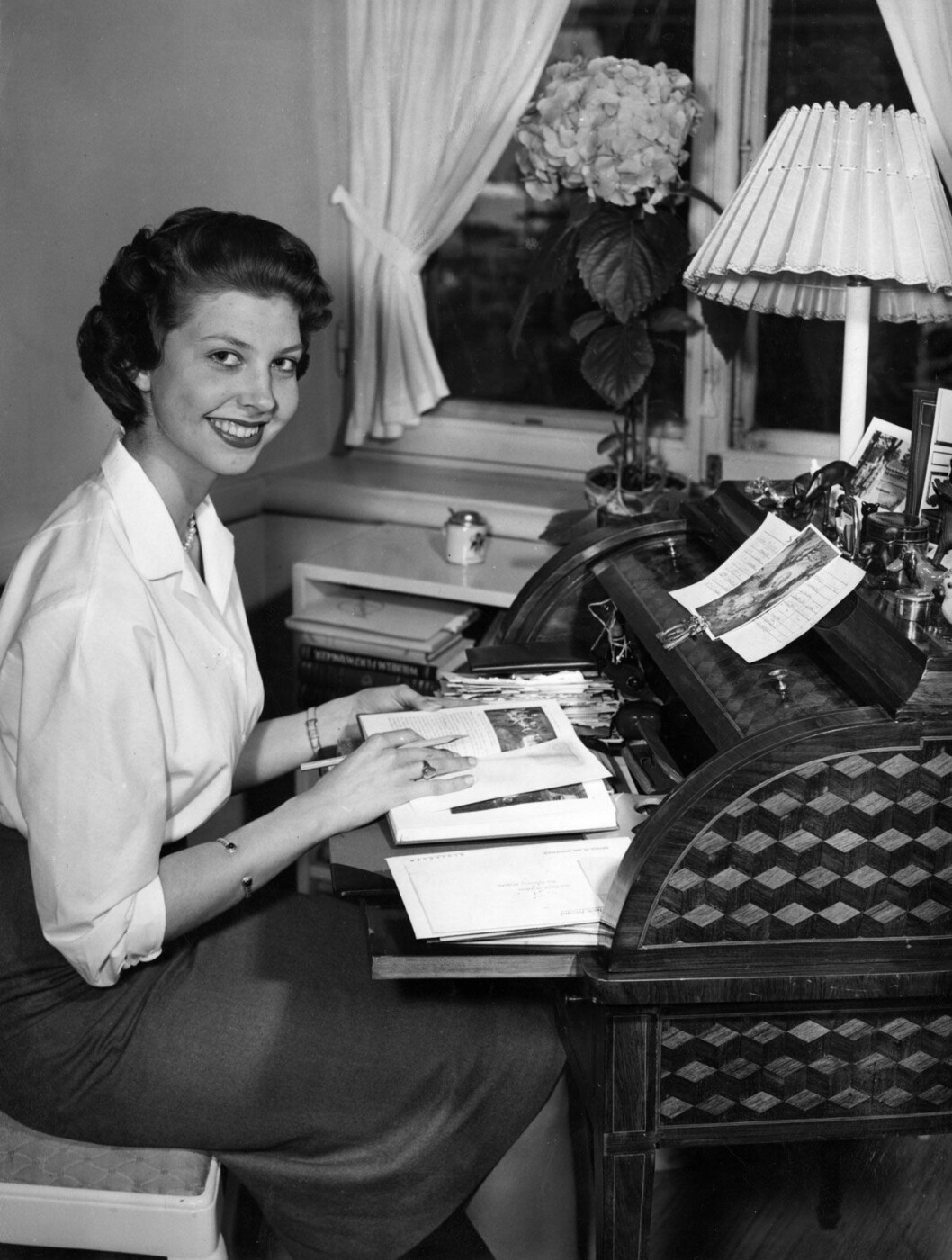 Mer hemma hos: Prinsessan Désirée fyllde 18 och året var 1956. Prinsessan Désirée fotograferad på slottet inför 18-årsdagen 1956.