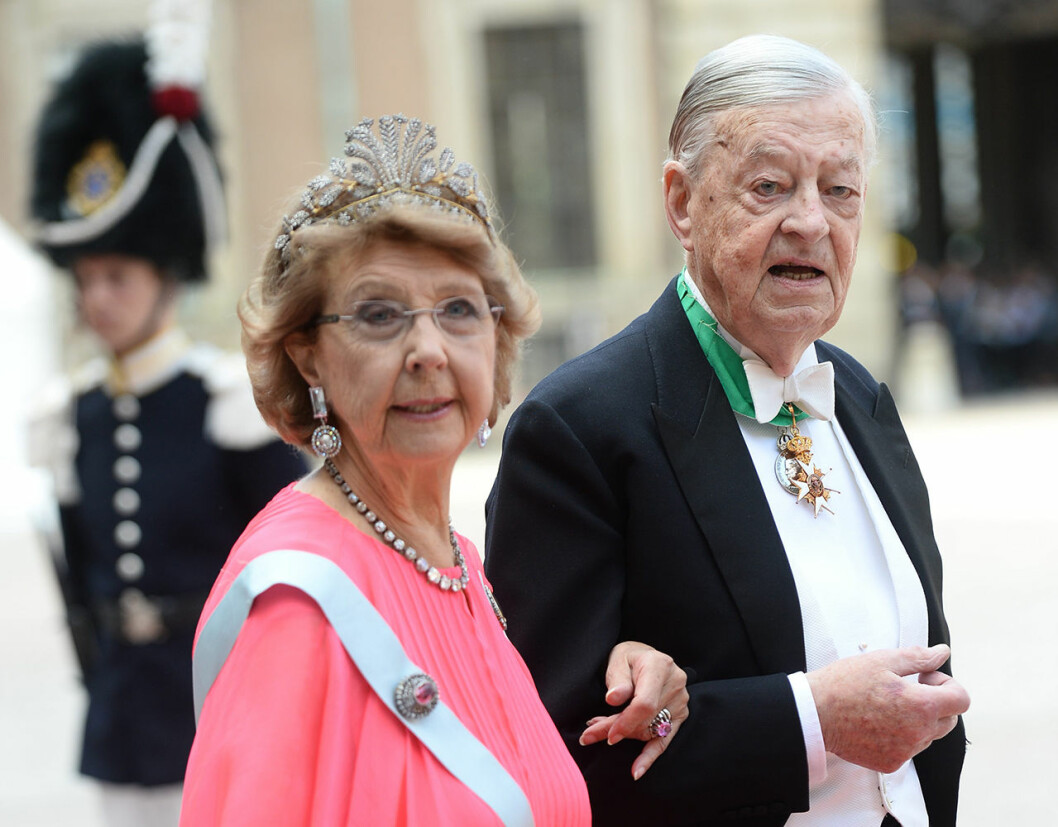 Désirée och maken Niclas Silfverschiöld på Carl Philips och Sofias bröllop, år 2015. prinsessan Désirée