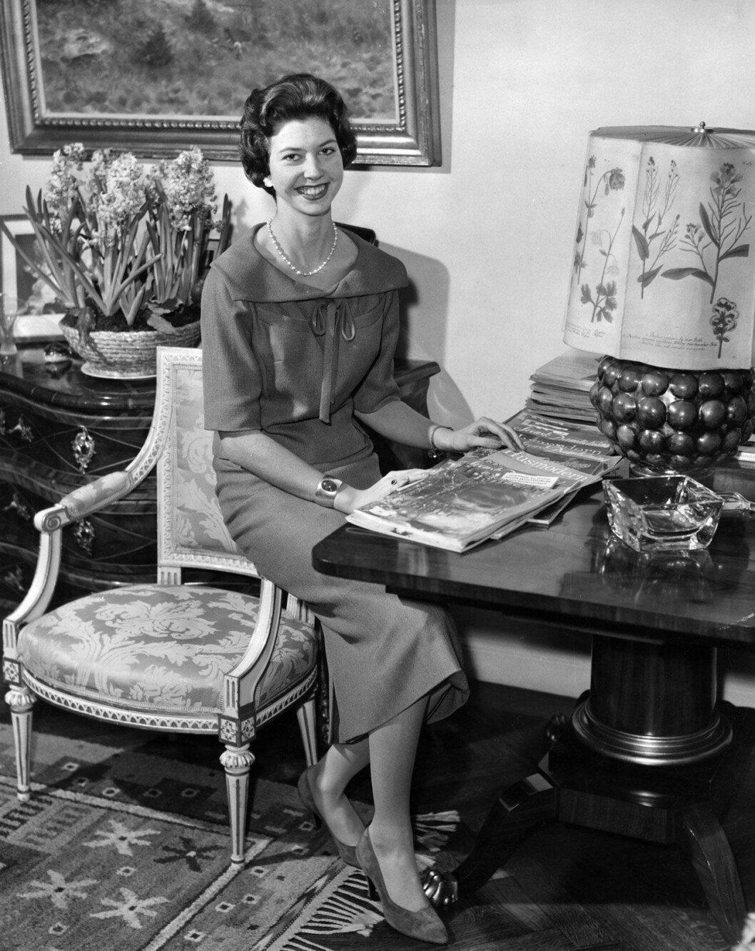 Så här såg det ut i kungafamiljens våning 1956. Prinsessan Désirée balanserar på armstödet för att fotografen ska bli nöjd. Hemma hos kungafamiljen 1956. Prinsessan Désirée på slottet.