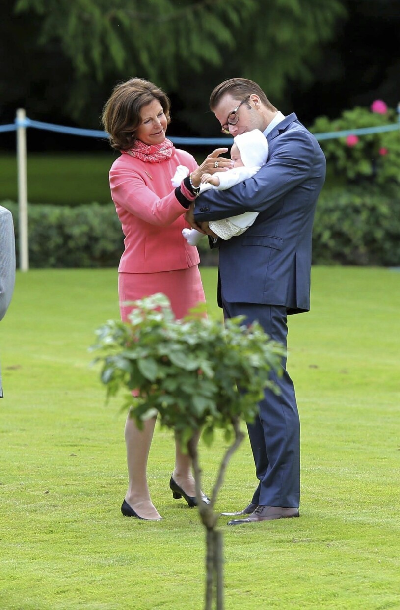 Det finns mängder av bilder med Silvia och Daniel, där kärleken lyser omkring dem.