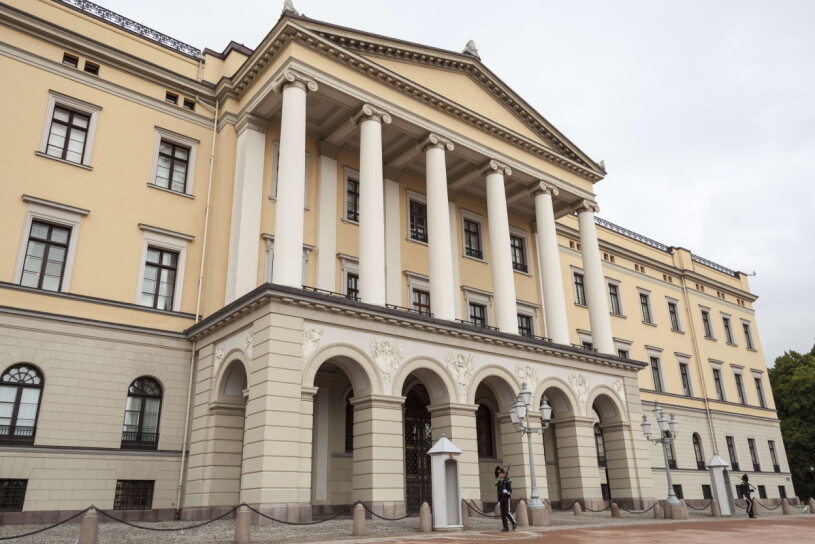 Slottet i Oslo är från 1849 och ligger ovanför paradgatan Karl Johann. Det var faktiskt familjen Bernadottes anfader Karl XIV Johan som såg till att det byggdes, men det stod inte klart förrän efter 26 år. Det Kongelige Slott Oslo Kungliga slottet i Oslo exteriör