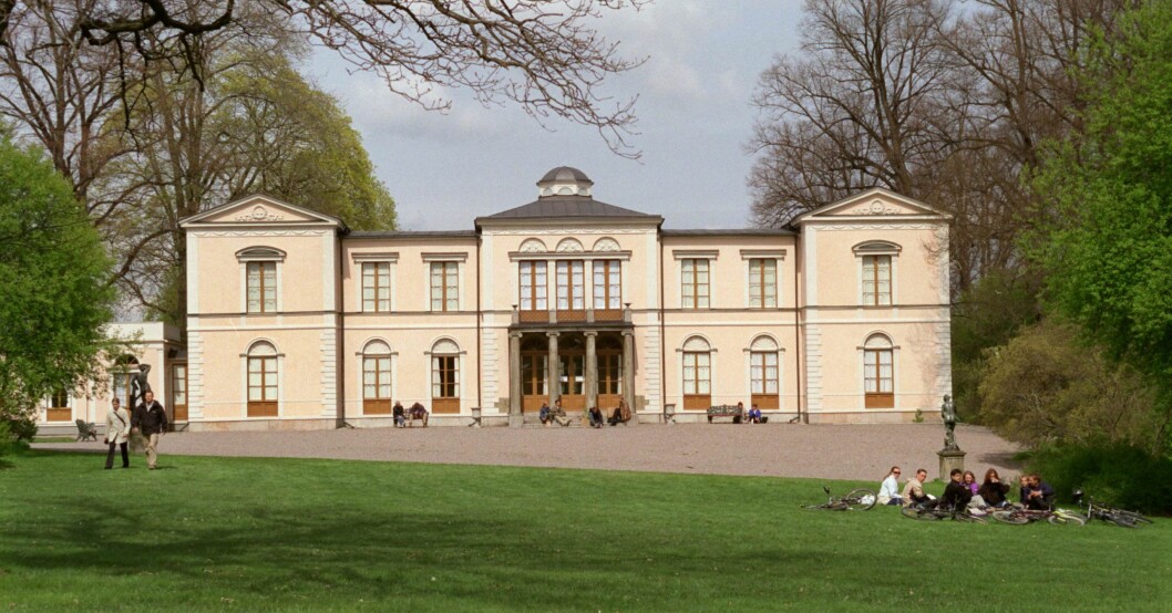 Det rosa minislottet Rosendal byggdes av Jean Baptiste Bernadotte, som kronan på verket i den naturromantiska miljön han anlade.