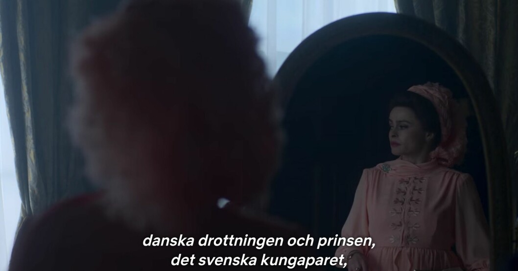 Det svenska kungaparet omnämns när bröllopsgästerna tågar in i kyrkan, avsnitt 3, säsong 4. det svenska kungaparet dyker upp i the crown på netflix