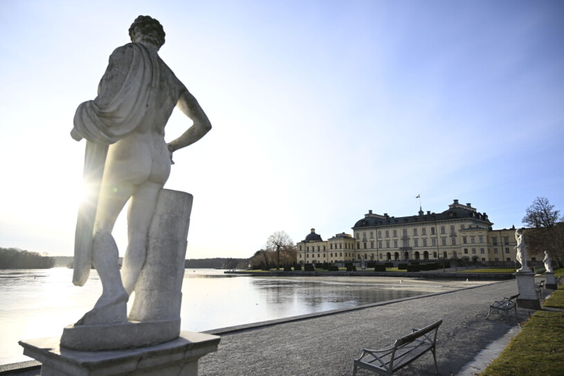 Drottningholms slott upptäcks alltså bäst, och tryggast, från marken. Drottningholm slott
