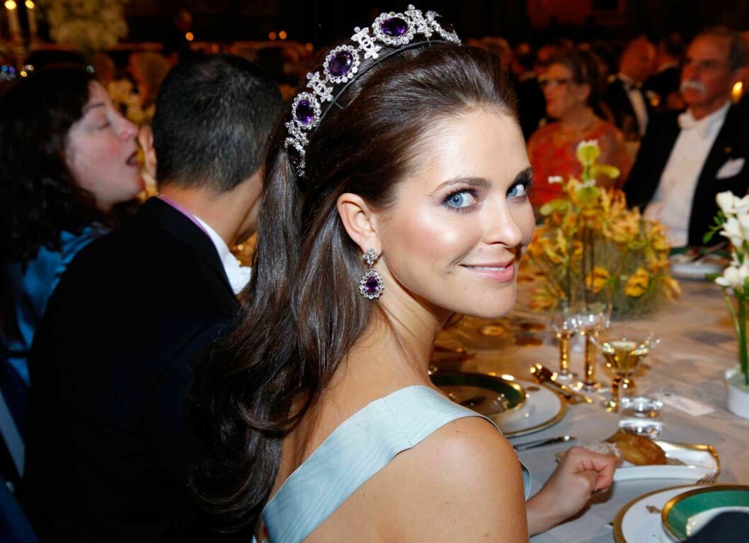 Madeleine i sitt diadem på Nobel 2012. Madeleine i sitt diadem på Nobel 2012.