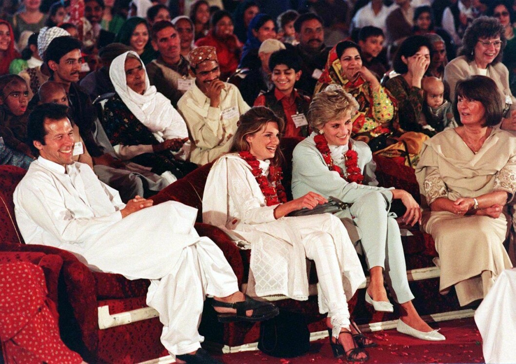 Diana i Pakistan, iklädd blå tunika och blå byxor, 1996. Diana