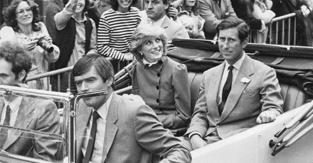 Prins Charles och Diana åker öppen bil genom st Columb i Cornwall vid ett besök 1983. Charles och Diana