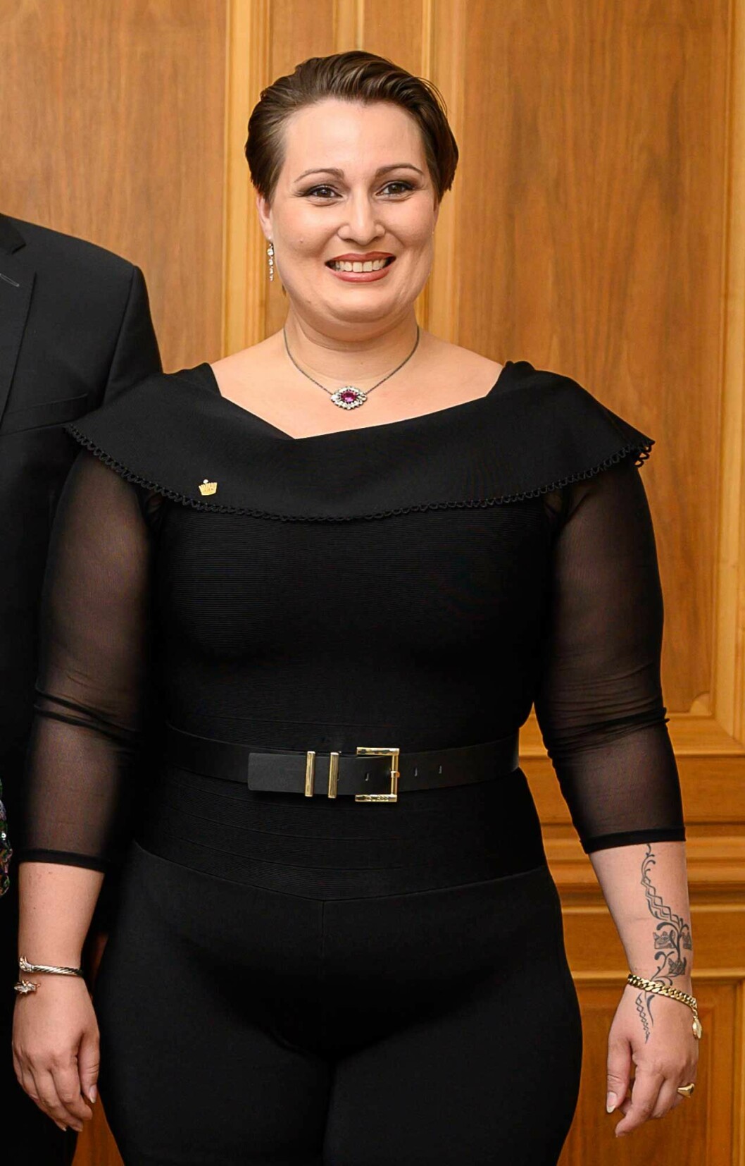 Här har ni den – Bernadotte-tatueringen! Diana Bernadotte med sin tatuering.