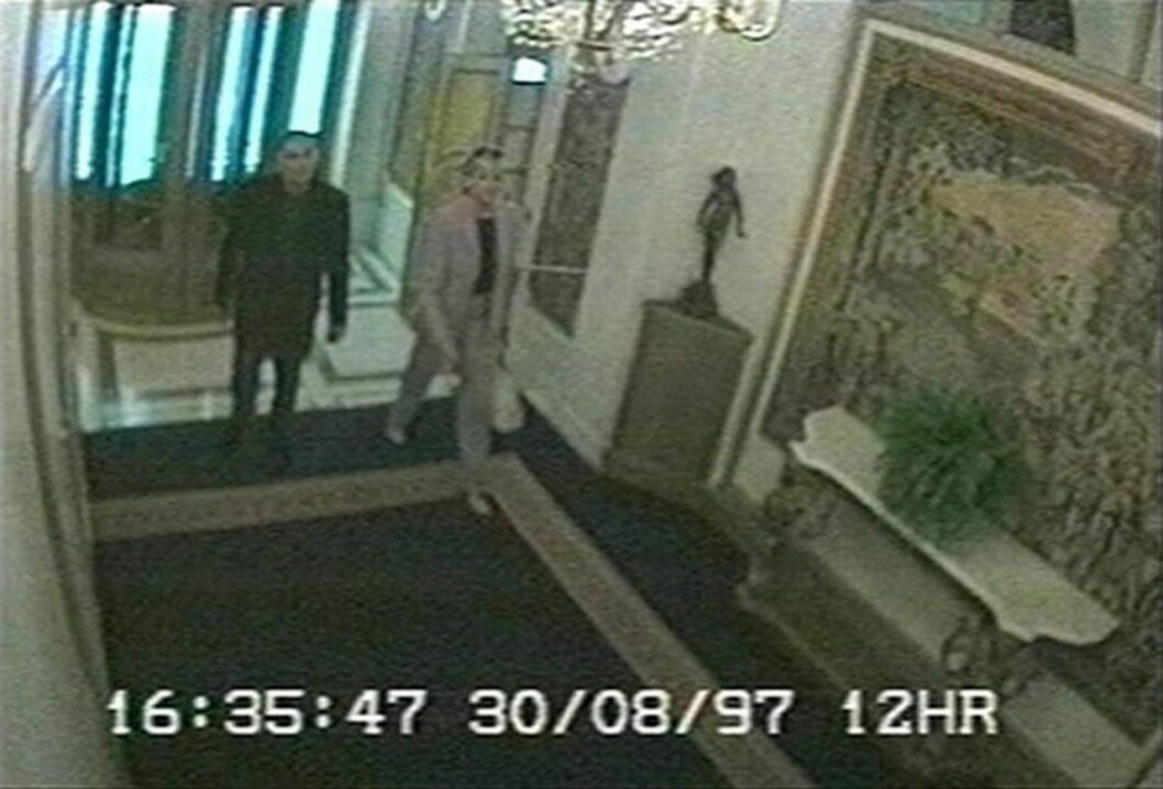 Dodi och Diana på väg in på Ritz i Paris. Diana och Dodi