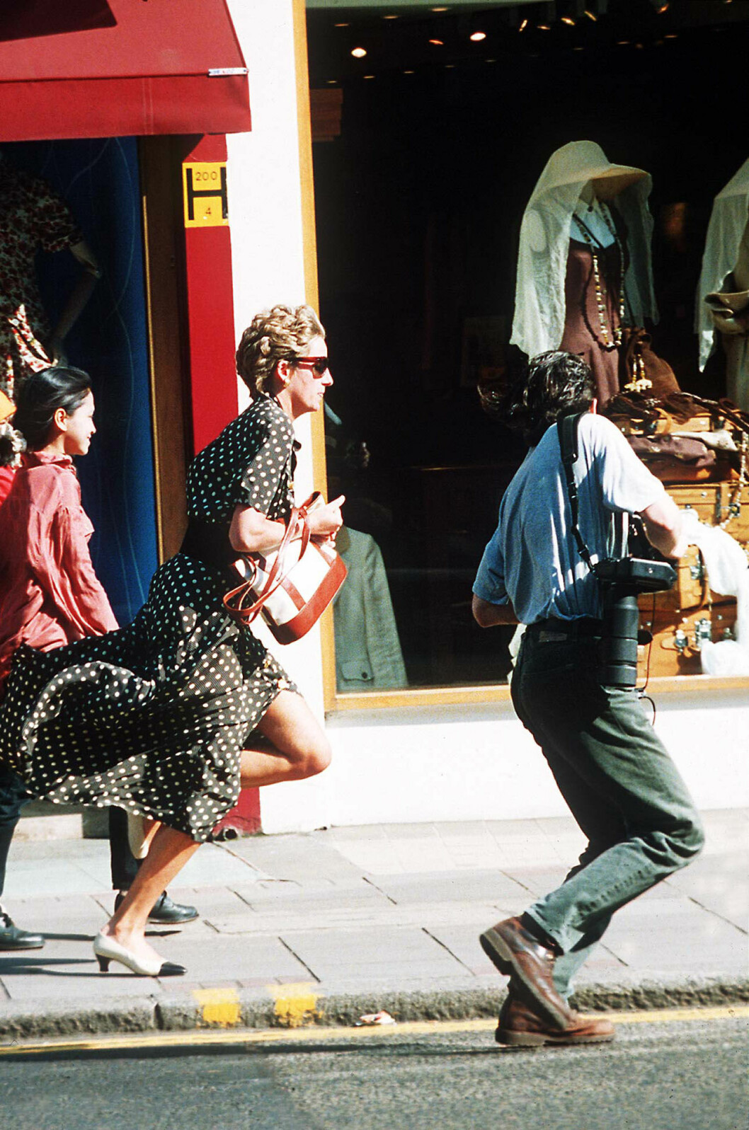 Diana flyr från fotograferna. London 1994. Diana Spencer