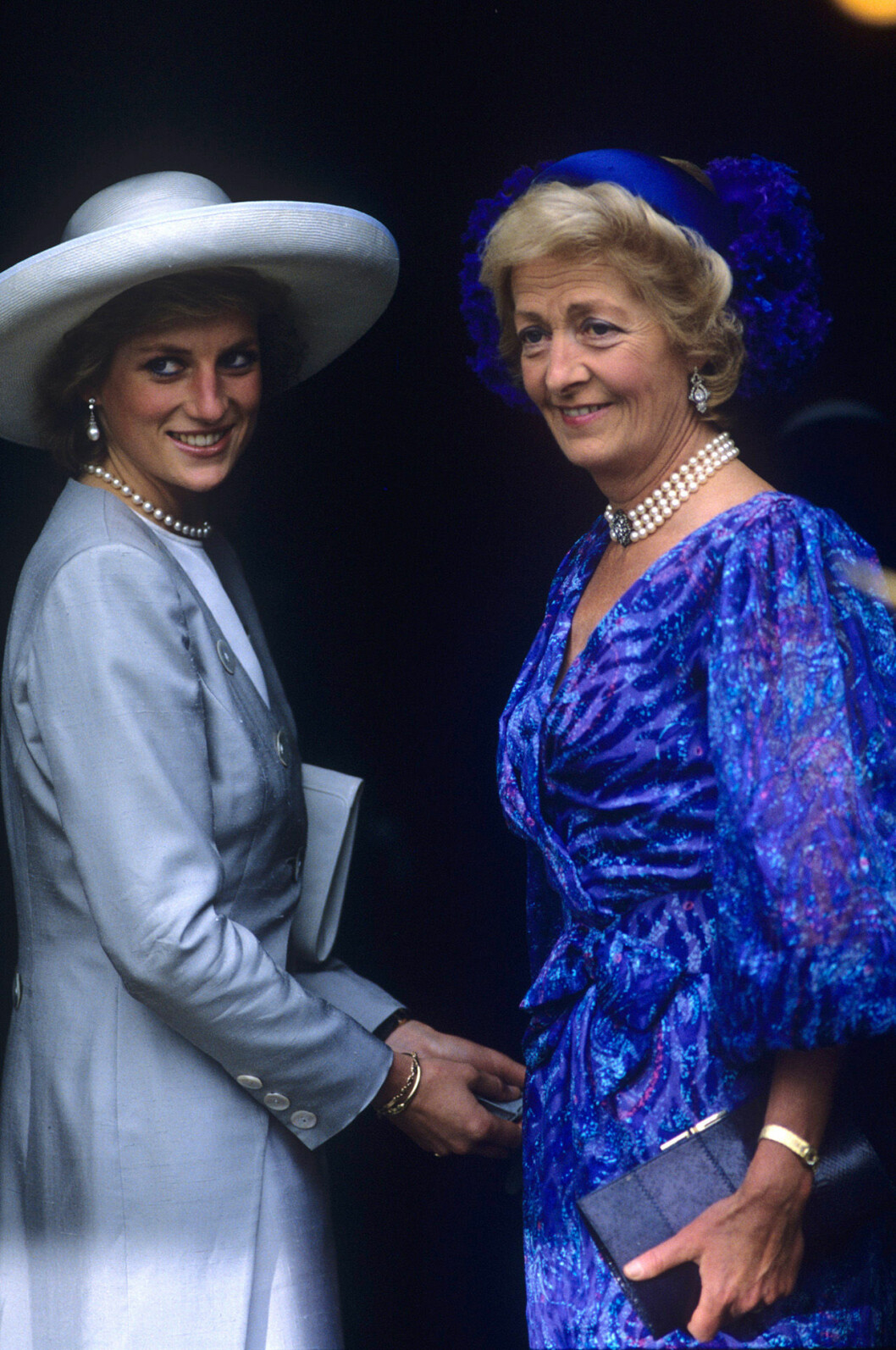 Diana tillsammans med sin mamma. Diana och Frances