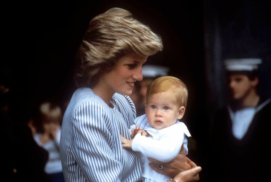 Prinsessan Diana med lillprins Harry, 1985. Diana och Harry 1985