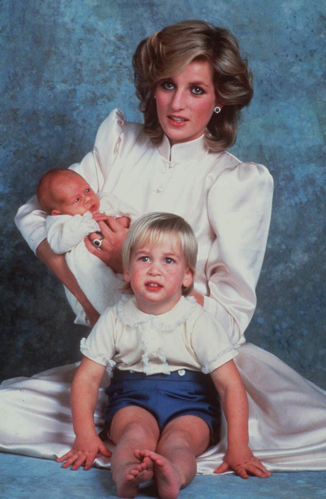 Diana 1984, med 2-årige William och nyfödda lilla Harry. Diana 1984