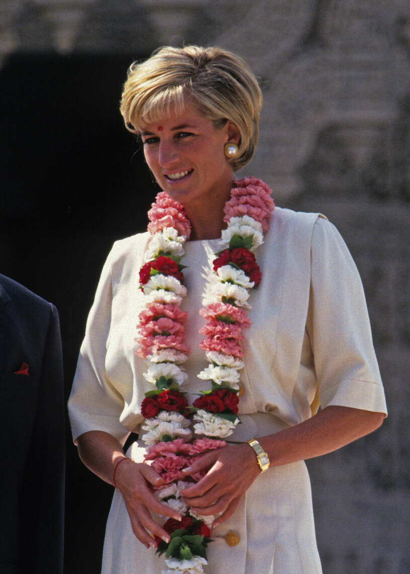 Diana med klockan under ett besök i Londons Shri Swaminarayan Mandir Hindu templen