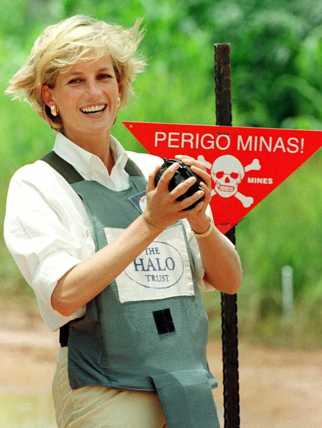 Prinsessan Diana på minfältet i Angola. Hon var först med att använda sin kungliga titel till att göra skillnad. Prinsessan Diana på minfältet i Angola. Hon var först med att använda sin kungliga titel till att göra skillnad.