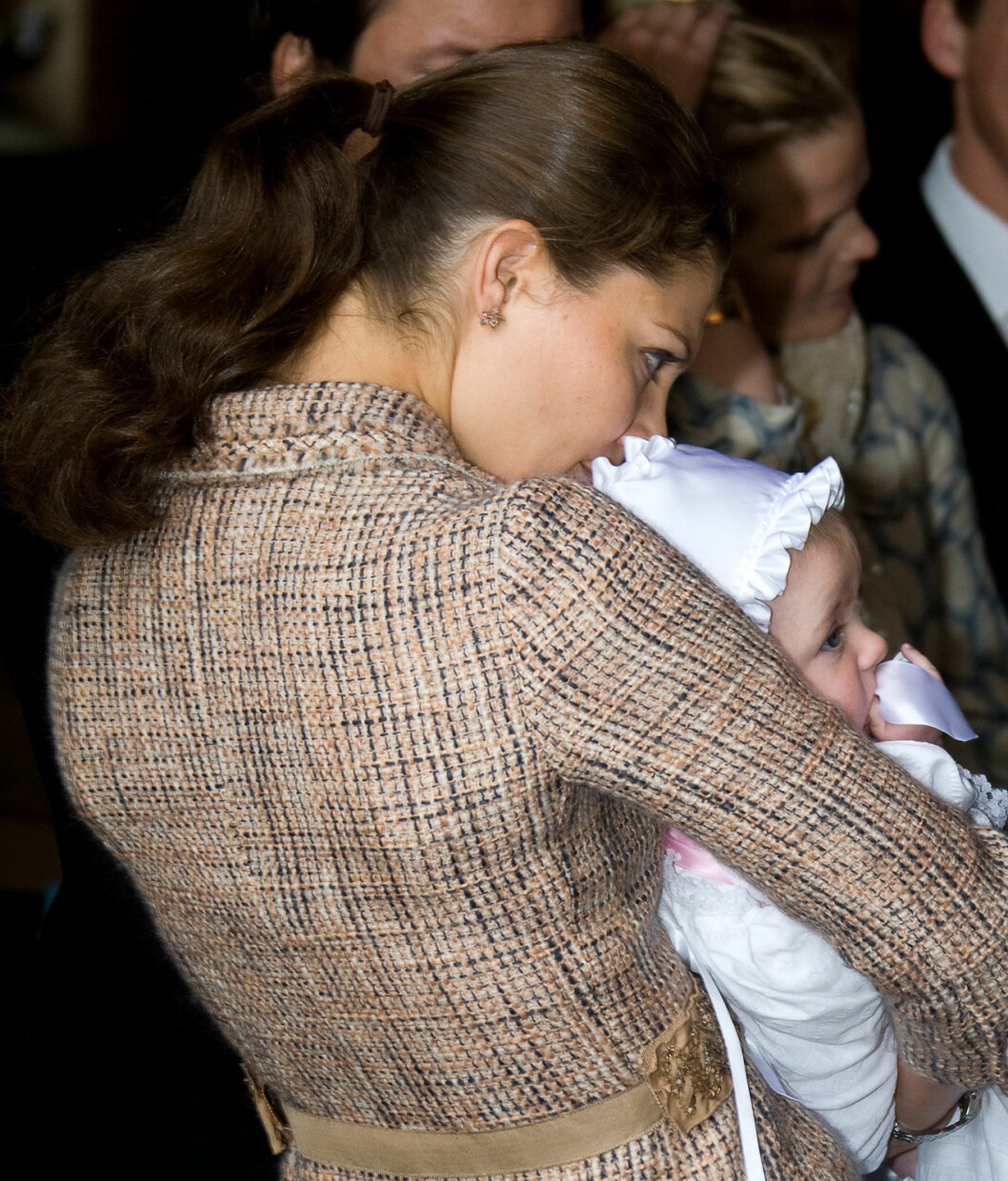 Gudmor Victoria in action. Kronprinsessan Victoria med sin guddotter Diana Engsäll.