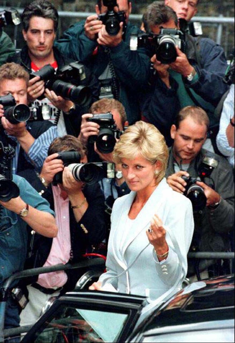 Prinsessan Diana omringad av fotografer 1996