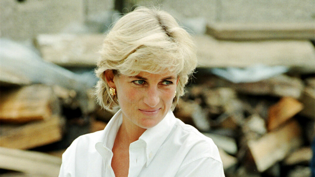 När prinsessan Diana omkom hade hon precis avslutat romansen med Hasnat Khan. Många tror att hon endast vände sig till Dodi al Fayed för att väcka Hasnats avundsjuka.