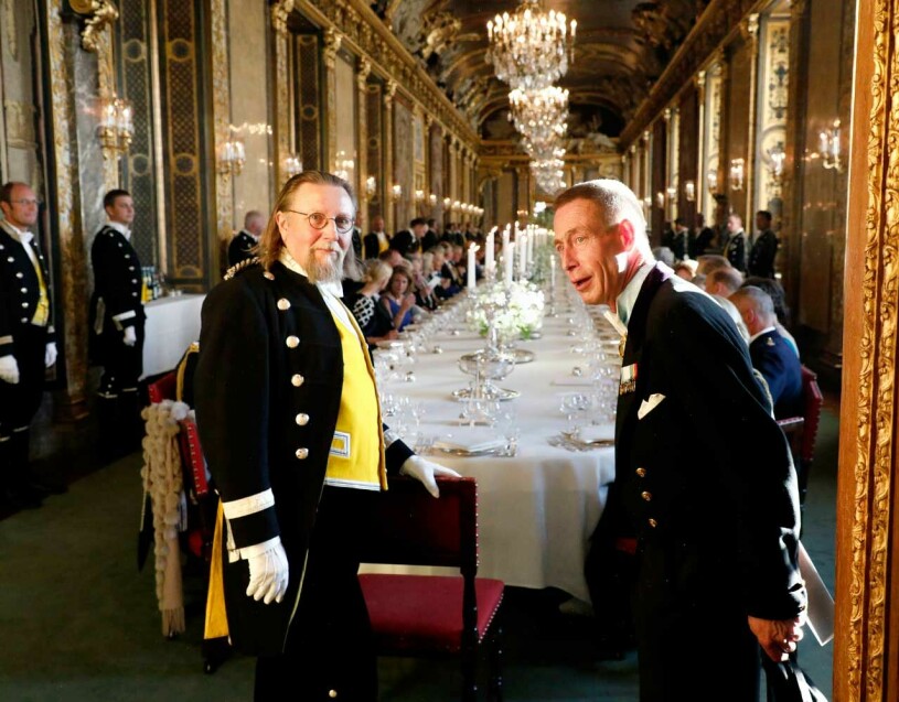 Det 45 meter långa bordet i Karl XI:s galleri dukas till fest ännu en gång, och förberedelserna har redan börjat. bordet på Kungliga slottet dukat till galafest
