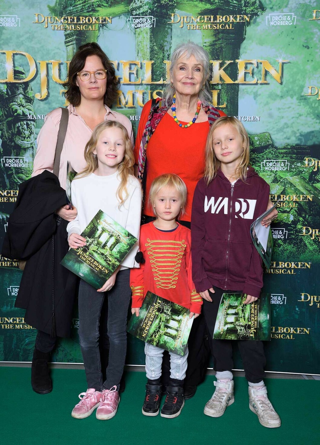 Marika Lindström med dottern Anna-Karin Hirdwall och barnbarnen Dina, Dexter och Dino.