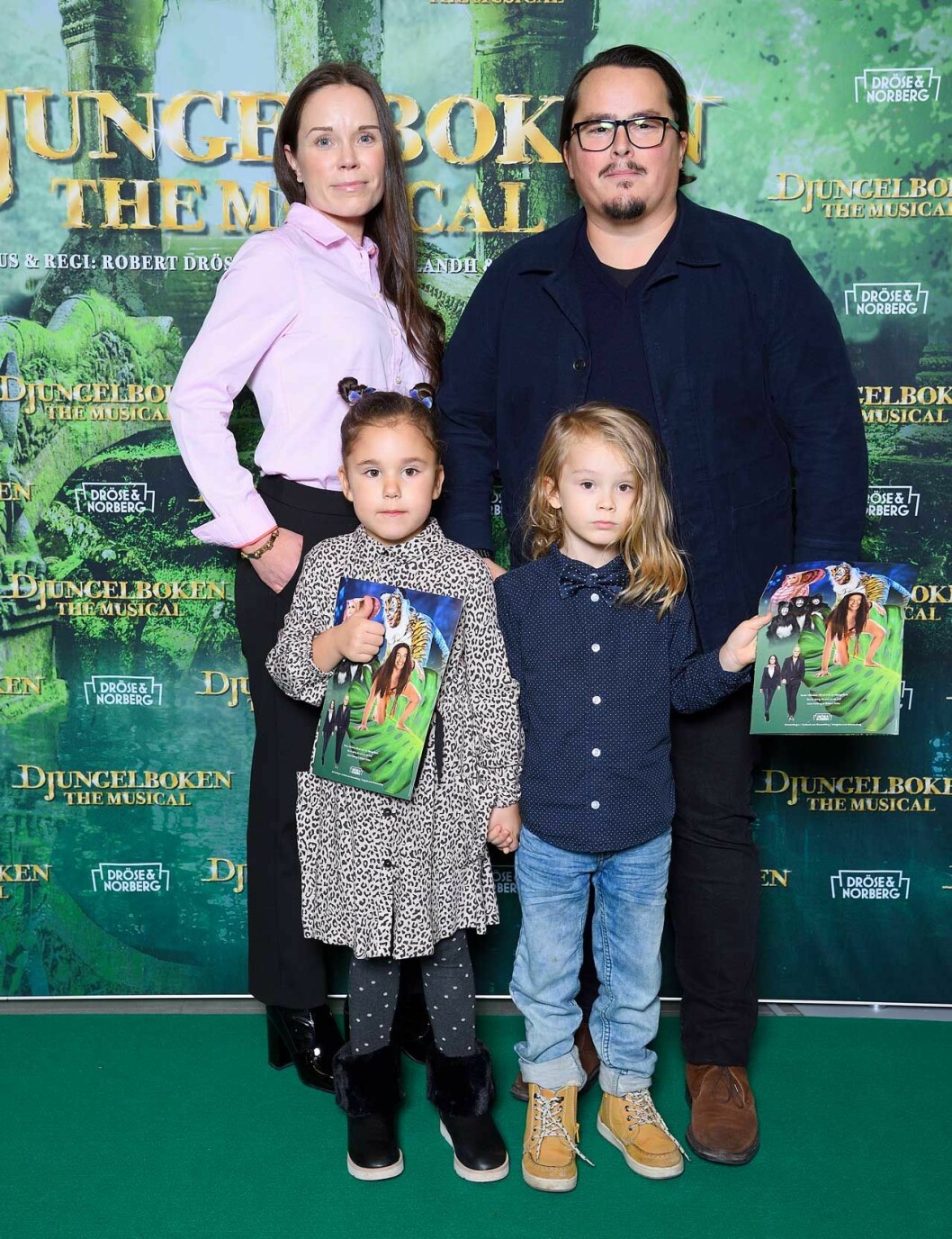 Oscar Kylberg med sambon Maria Nilsson, sonen Valter och kompisen Bianca.