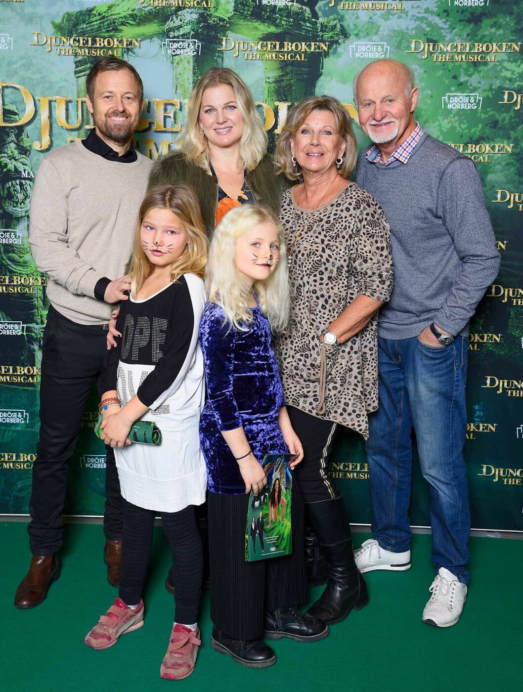 Bruno Glenmark och Ann-Louise Hanson med dottern Josefin, hennes make Mathias samt barnbarnet Tillie och hennes kompis Mimmi.