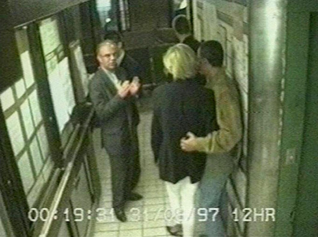 Diana och Dodi fångas på bild i säkerhetskamerorna då de lämnar Ritz. Bara minuter senare sker olyckan. Dodi och Diana