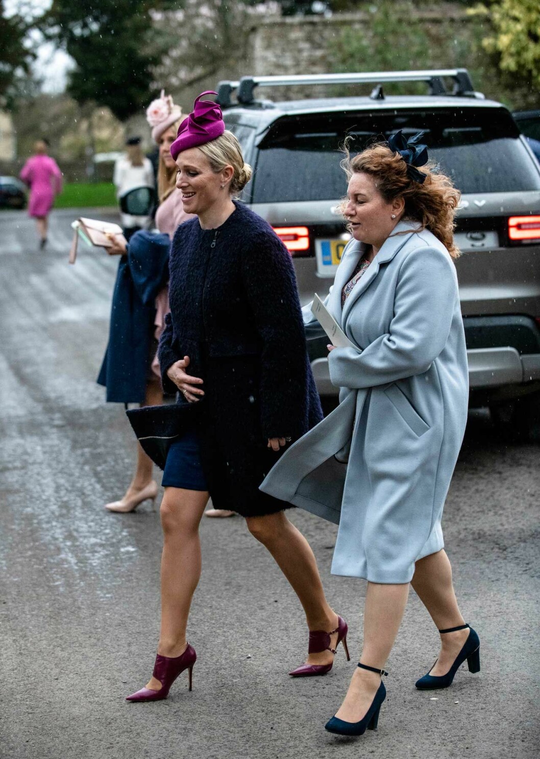 Här kommer dopbarnets mamma Zara Tindall, i cerise-rosa stilettos från Jimmy Choo. Zara Tindall döpte yngsta dottern Lena Elizabeth.