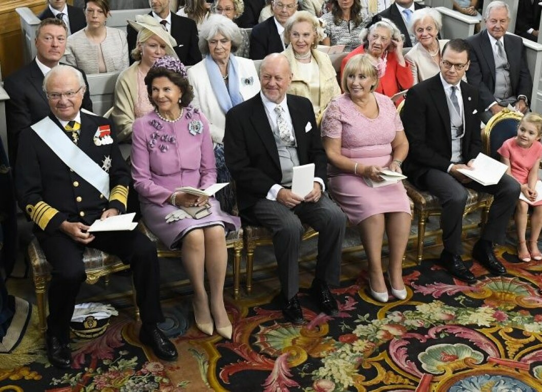 Farfar kungen och farmor Silvia ser på när yngste barnbarnet Alexander döps i Drottningholms slottskyrka.