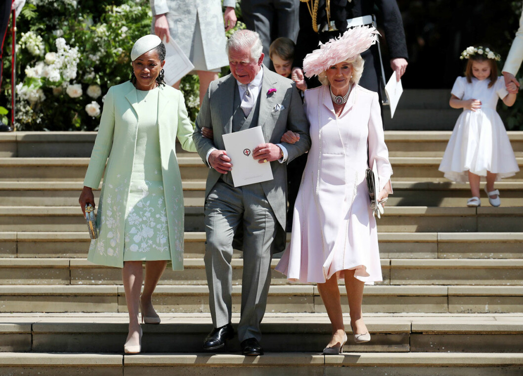 Meghans mamma Doria, Harrys pappa prins Charles och hans Camilla på deras barns bröllop. Meghans mamma Doria, Harrys pappa prins Charles och hans Camilla på deras barns bröllop.