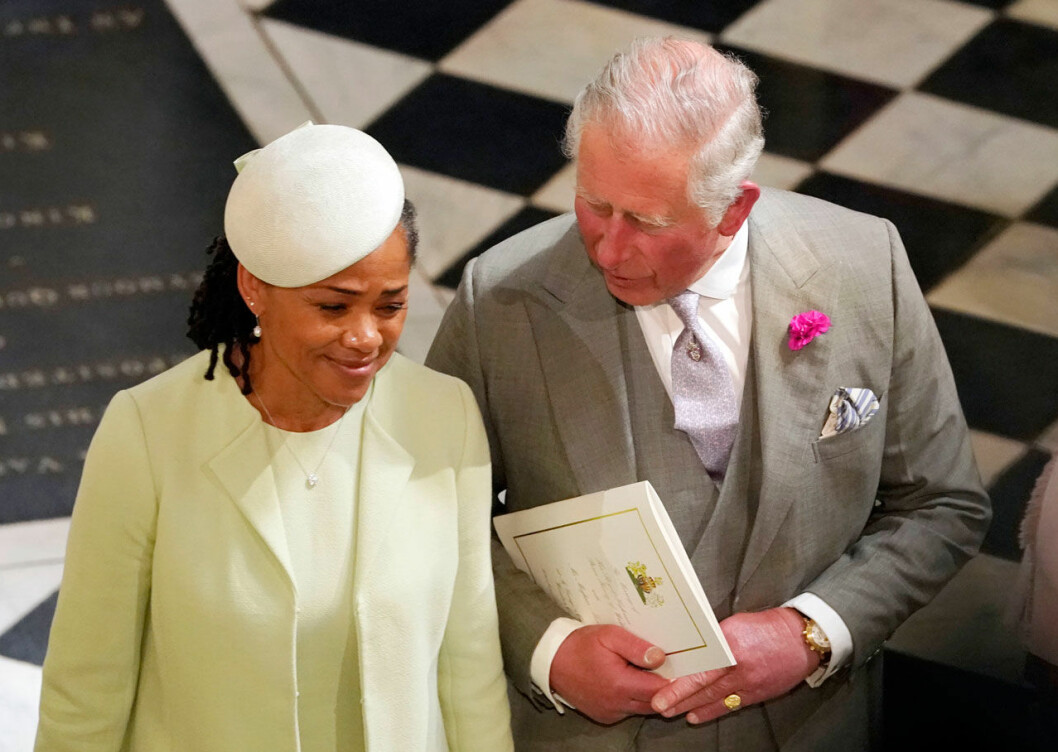 Meghans mamma Doria och Harrys pappa prins Charles kom varandra nära under bröllopet, då även Charles agerade stand-in-pappa och förde Meghan fram till altaret. Nu får de fira jul ihop också. Meghans mamma Doria och Harrys pappa prins Charles kom varandra nära under bröllopet, då även Charles agerade stand-in-pappa och förde Meghan fram till altaret. Nu får de fira jul ihop också.